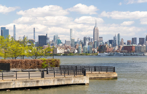 Manhattan skyline New Yorkissa yli Hudson joen, esittelee vaikuttava arkkitehtuuri ja moderni kaupunkikuva - Valokuva, kuva