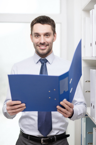 businessman with folder at office - Foto, afbeelding