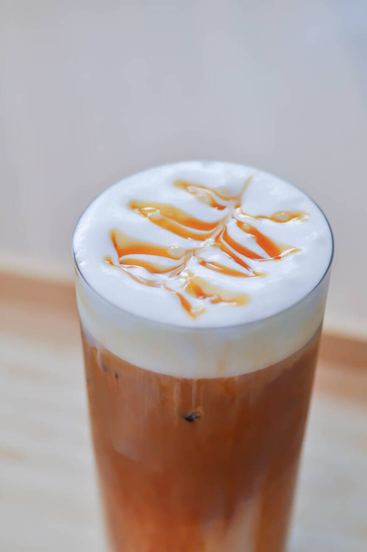 hot cofffee, caramel latte coffee with caramel topping - Foto, afbeelding