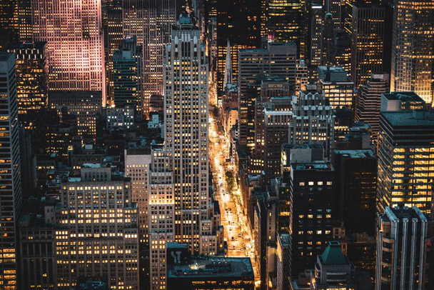 A scenic shot of skyscrapers at night in New York, USA - Foto, Imagem
