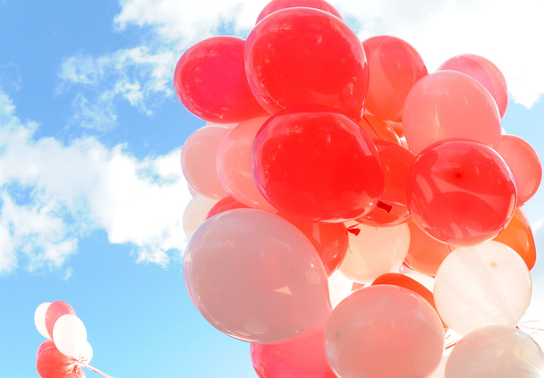 красный и белый воздушные шары - Фото, изображение
