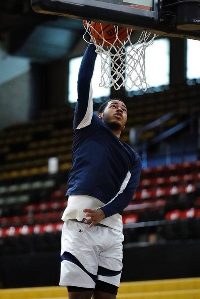 A vertical shot of a basketball player throwing a ball in the basket during a match in Hammond, USA. - Fotoğraf, Görsel