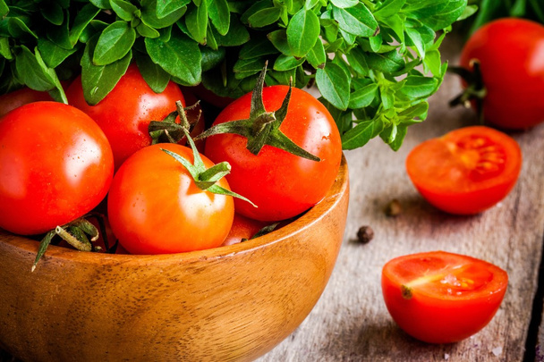 cherry tomatoes, fresh organic basil closeup - Foto, Bild
