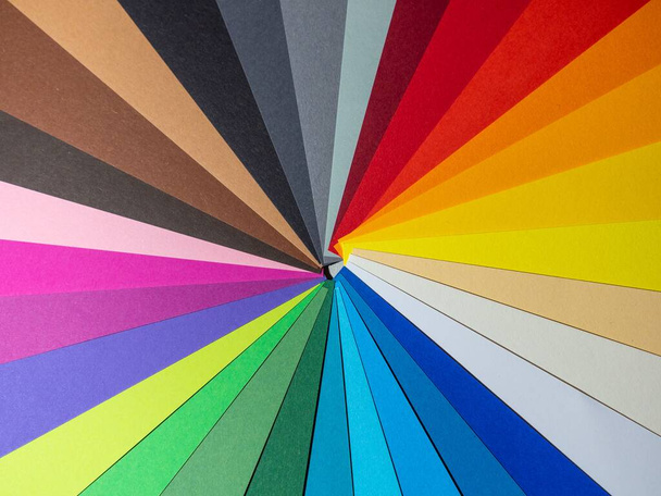 Obraz barevných papírů seřazených svisle do kruhu. - Fotografie, Obrázek