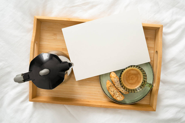 ベッドの上のコーヒー、木製のトレイの上のコーヒーとコーヒーメーカー、 - 写真・画像