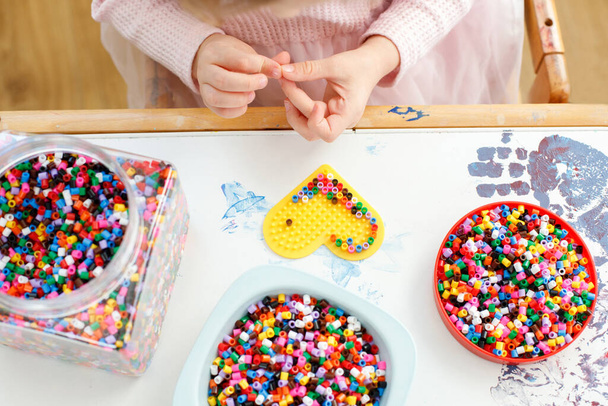 Close-up de menina brincando com Hama Beads na mesa - Foto, Imagem