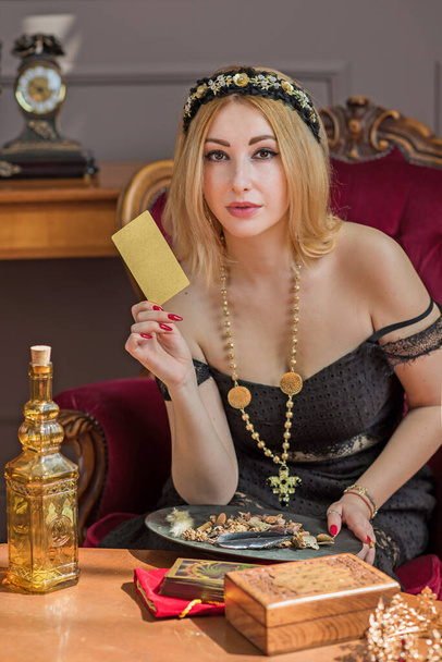 Γυναίκα με κάρτες Ταρώ. Αποκρυφισμός έννοια, μαύρο και χρυσό στυλ Bohemain - Φωτογραφία, εικόνα