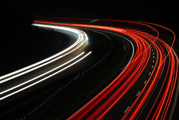 Az autók fényei éjjel vezetnek. hosszú expozíció - Fotó, kép
