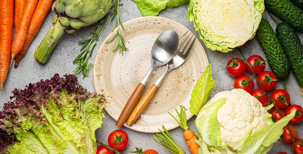 Válogatott élelmiszerek nyers termékek: zöldségek, marhahús, hallazac és üres tányér közepén, sötét rusztikus barna kő asztali nézet fénymásolás. Egészséges élelmiszer háttér, összetevők a kiegyensúlyozott étrend - Fotó, kép