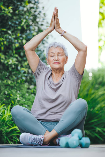 Youre nie zu alt, um sich selbst zu finden. eine ältere Frau in tiefer Meditation draußen - Foto, Bild