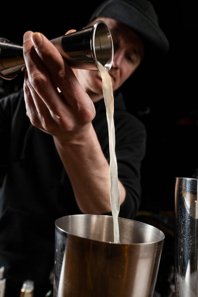 Il barista prepara un classico cocktail alcolico del Clover Club al bar. Barista mescola albume d'uovo, limone, vermut secco e gin per preparare il cocktail Clover club - Foto, immagini