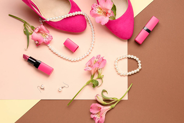 Composizione con bellissimi accessori femminili, tacchi, rossetto e fiori di alstroemeria su sfondo a colori - Foto, immagini