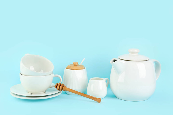 Set de thé élégant sur fond bleu - Photo, image