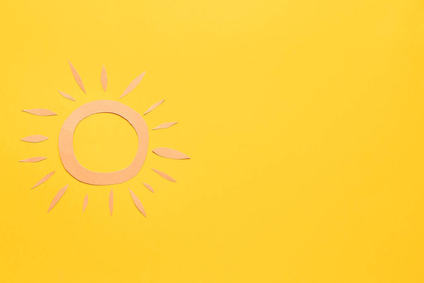 Papierowe słońce na żółtym tle - Zdjęcie, obraz