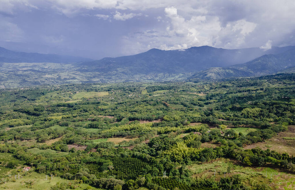 Paysage panoramique dans la tamesis surplombant la rivière Cartama. Colombie. - Photo, image