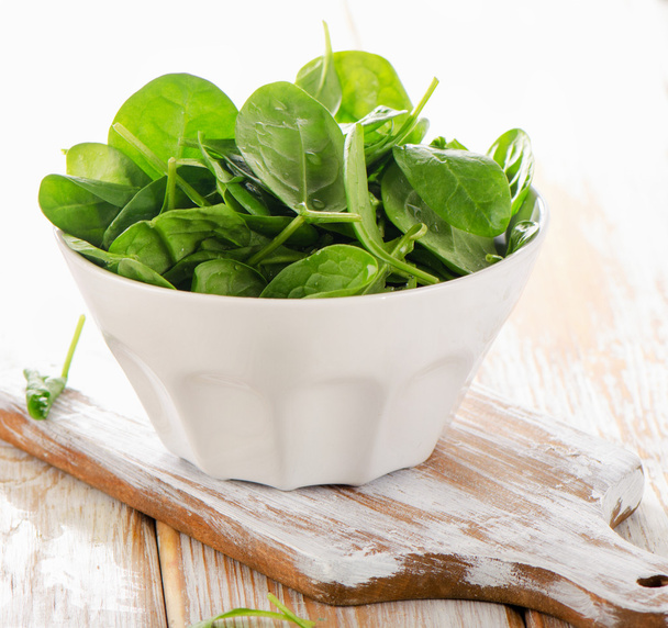 Spinach leaves in white bowl. - Fotoğraf, Görsel