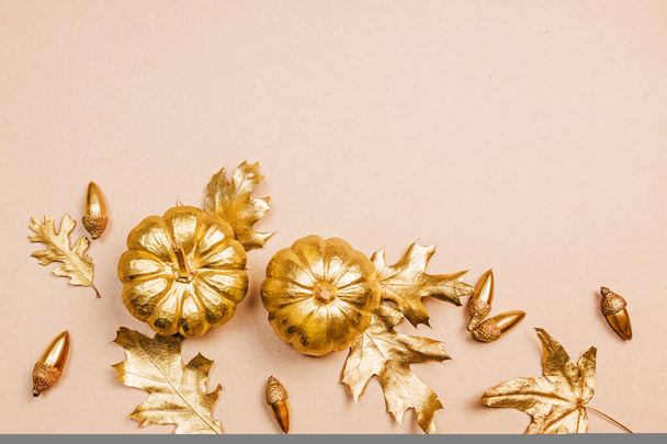 Fall decor in golden colors. Gold painted leaves, pumpkins and acorns, autumn flat lay - Foto, Imagem
