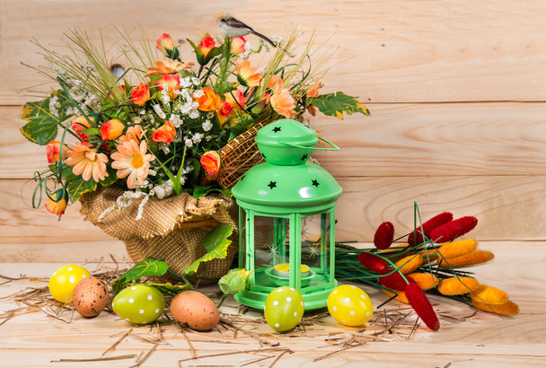 Oeufs décorés de Pâques et chandelier avec des fleurs de printemps sur un w
 - Photo, image