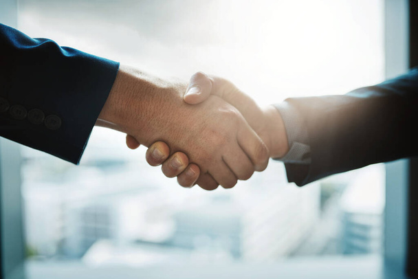 Сделайте каждый день возможность для возможности. два бизнесмена пожимают друг другу руки в современном офисе - Фото, изображение