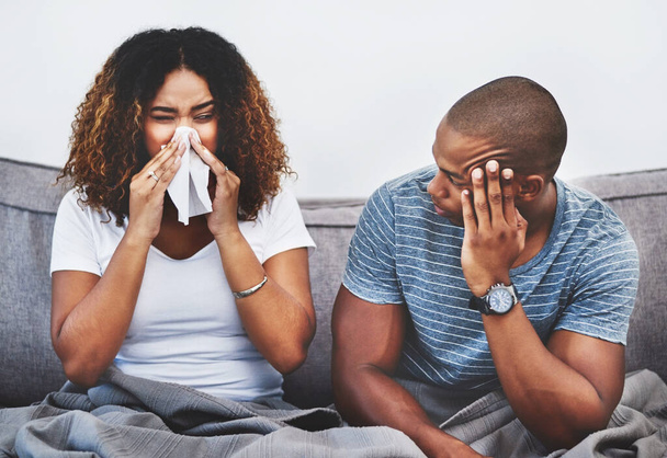 Youre going to spread all your germs to me. a young man getting irritated by his girlfriend suffering with allergies at home - Foto, afbeelding