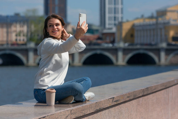 Prendre un selfie avec smartphone lors d'une promenade en plein air la psychologie de l'acceptation de soi et la réconciliation avec le passé. - Photo, image