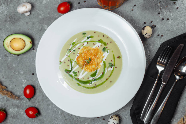 Sopa de espinafre com croutons em tigela branca. Foto de alta qualidade - Foto, Imagem