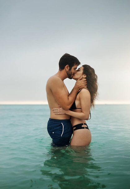 Ihr seid einfach mein Typ. ein junges Paar genießt einen Strandurlaub - Foto, Bild
