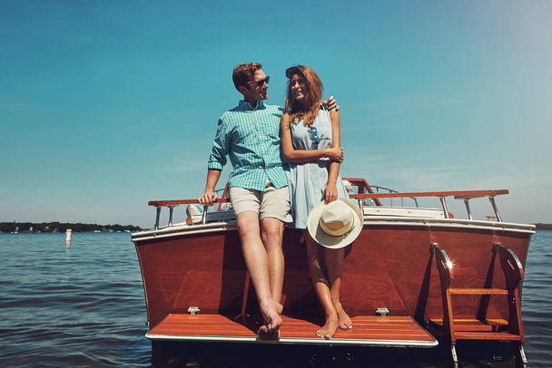 彼は決して忘れられないデートに彼女を連れて行った。若いカップルがヨットで一緒に時間を過ごし - 写真・画像