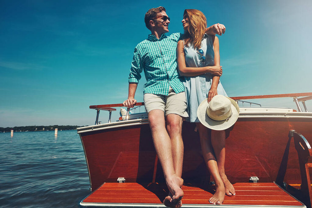 美しい夏の日を過ごすための良い方法はありません。若いカップルがヨットで一緒に時間を過ごし - 写真・画像