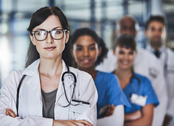 Krem z upraw na polu medycznym. Portret zróżnicowanego zespołu lekarzy stojących razem w szpitalu - Zdjęcie, obraz