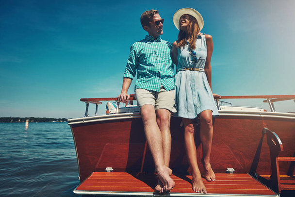 覚えておくべき日になるでしょう。若いカップルがヨットで一緒に時間を過ごし - 写真・画像