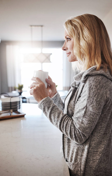 Ráno se vařilo kafe. dospělá žena relaxující doma s šálkem kávy - Fotografie, Obrázek