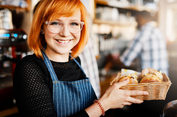 Mí zákazníci milují moje pečivo. Portrét sebevědomé mladé ženy pracující v kavárně - Fotografie, Obrázek