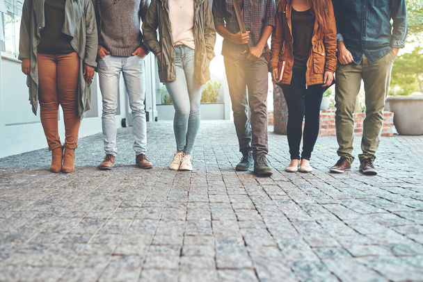 Estamos juntos por la educación. un grupo de jóvenes estudiantes de pie juntos al aire libre en el campus - Foto, Imagen