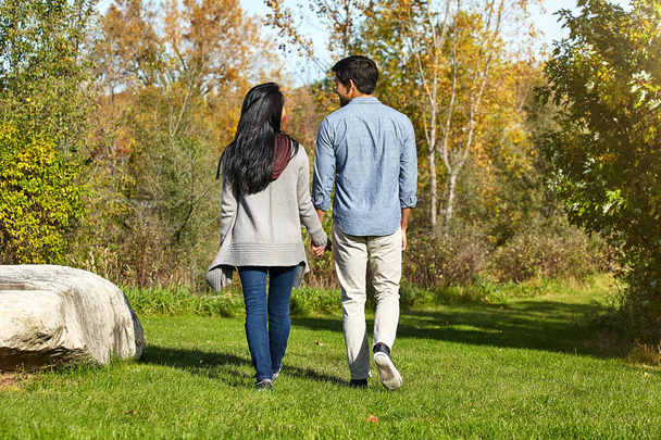 自然はデートのための最も美しい場所です。公園を散歩する若いカップルを愛しています - 写真・画像