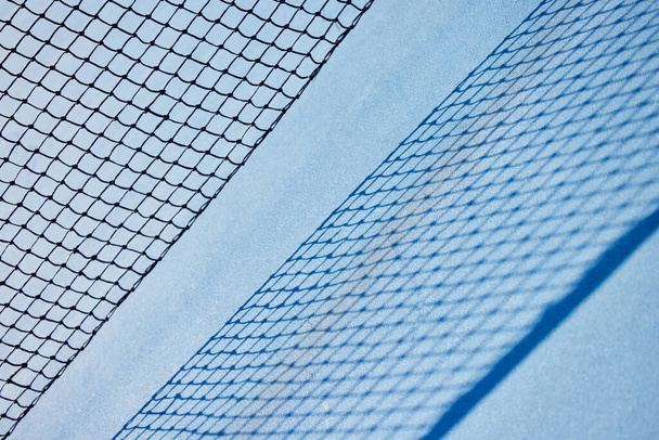 Rien ne peut remplacer le travail acharné. un filet de tennis sur un terrain vide pendant la journée - Photo, image
