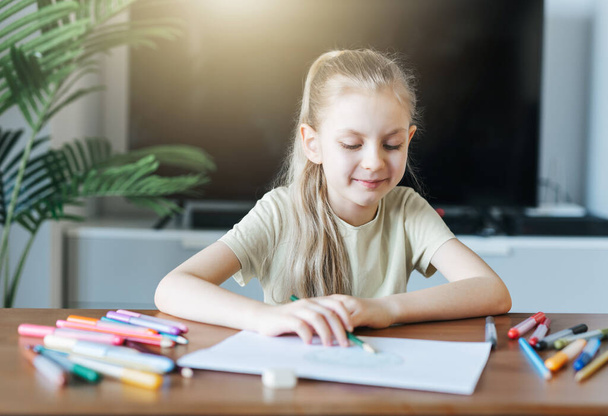 Dziecko dziewczyna rysunek z kolorowych ołówków w domu. Koncepcja ekologiczna, malowanie ziemi.  - Zdjęcie, obraz