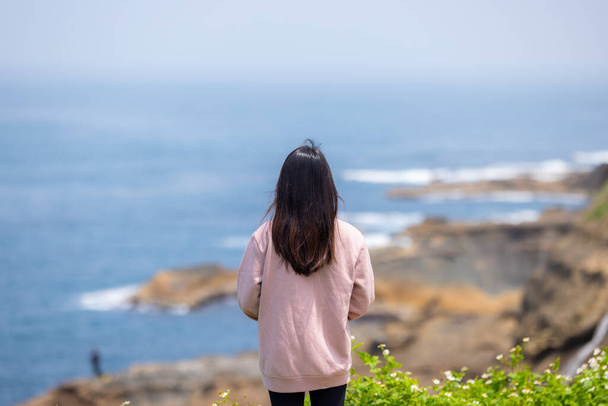 Путешественница смотрит на море - Фото, изображение