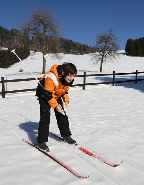 Jovem pela primeira vez com esqui cross-country
 - Foto, Imagem