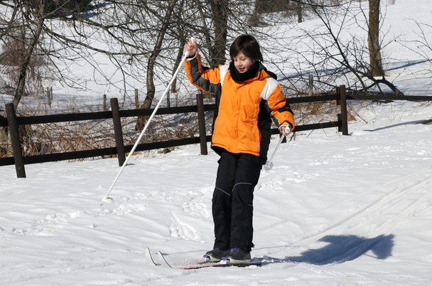 Jovem pela primeira vez com esqui cross-country
 - Foto, Imagem
