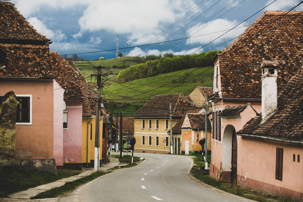 Biertan to bardzo piękna średniowieczna wioska w Transylwanii, Rumunia. Historyczne miasto w Rumunii, które zachowało styl architektury francuskiej i gotyckiej. Zdjęcie z podróży. - Zdjęcie, obraz
