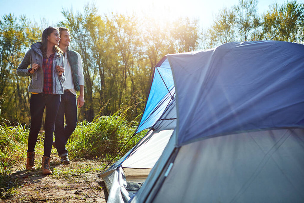 L'avventura non si ferma mai. una giovane coppia avventurosa nel loro campeggio - Foto, immagini
