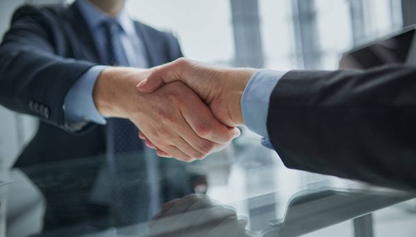 Real estate broker agent Shake hands after customer signing contract document for ownership realty purchase in the office, Business concept and signing contract - Foto, immagini