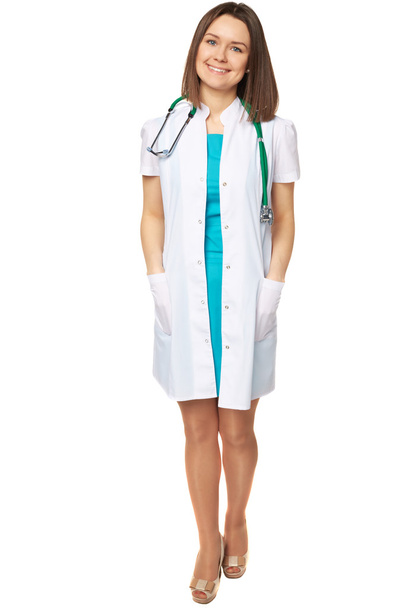 Молодой доктор медицины улыбается, портрет полностью изолирован на белом
 - Фото, изображение