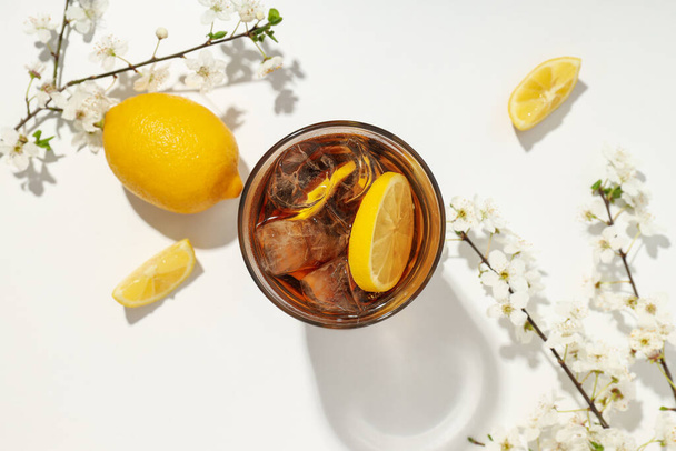 Herbata lodowa - napój orzeźwiający w upalne letnie dni - Zdjęcie, obraz