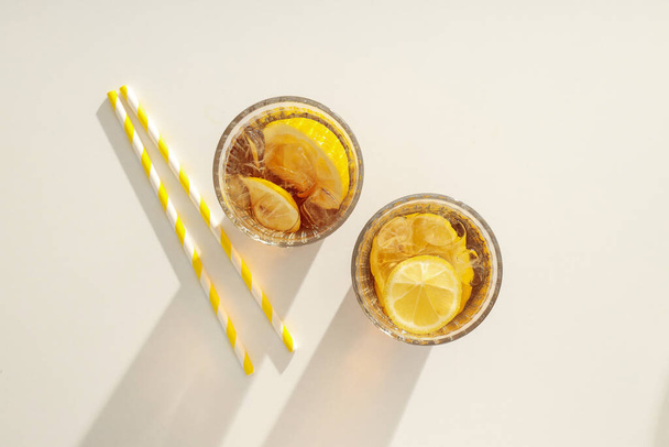 Чай со льдом - напиток для освежения в жаркую летнюю погоду - Фото, изображение