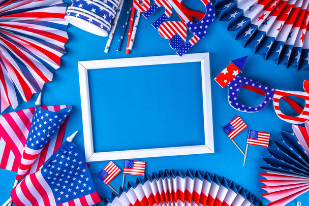 Χαρούμενη Ημέρα Εργασίας, Ημέρα Προέδρων, Ημέρα Ανεξαρτησίας 4ης Ιουλίου, Ημέρα Μνήμης, Ημέρα του Κολόμβου. Μπλε φόντο με τις ΗΠΑ σημαία χρώμα ανεμιστήρες χαρτί και διακοσμήσεις, αξεσουάρ κόμμα - Φωτογραφία, εικόνα