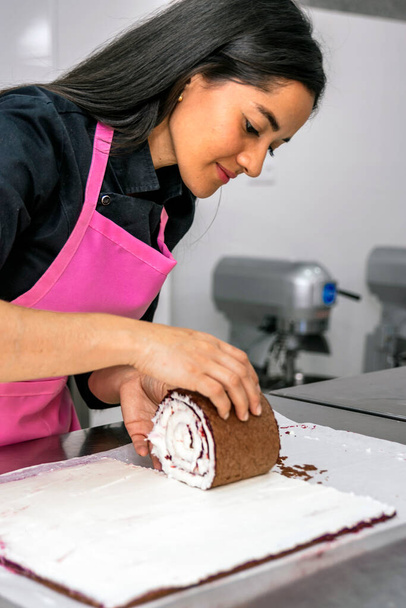 Kolombiyalı pasta şefi işine odaklanmış. - Fotoğraf, Görsel