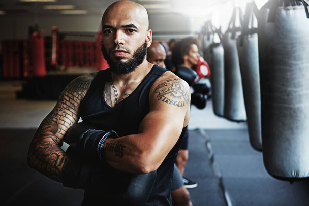 Nem dicsekvés, ha meg tudod erősíteni. férfi bokszoló edzés az edzőteremben - Fotó, kép