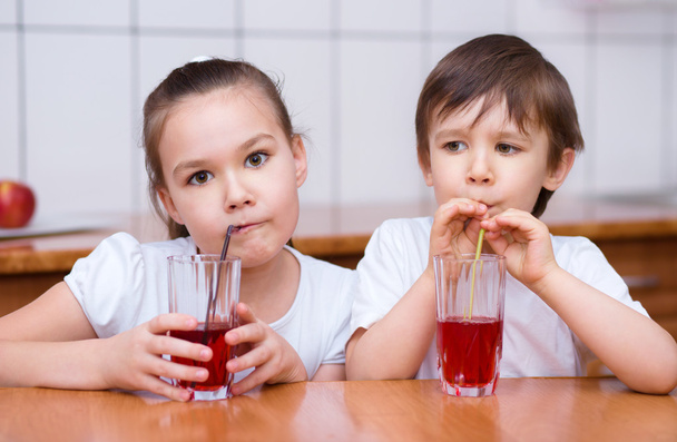 Menina e menino beber suco
 - Foto, Imagem